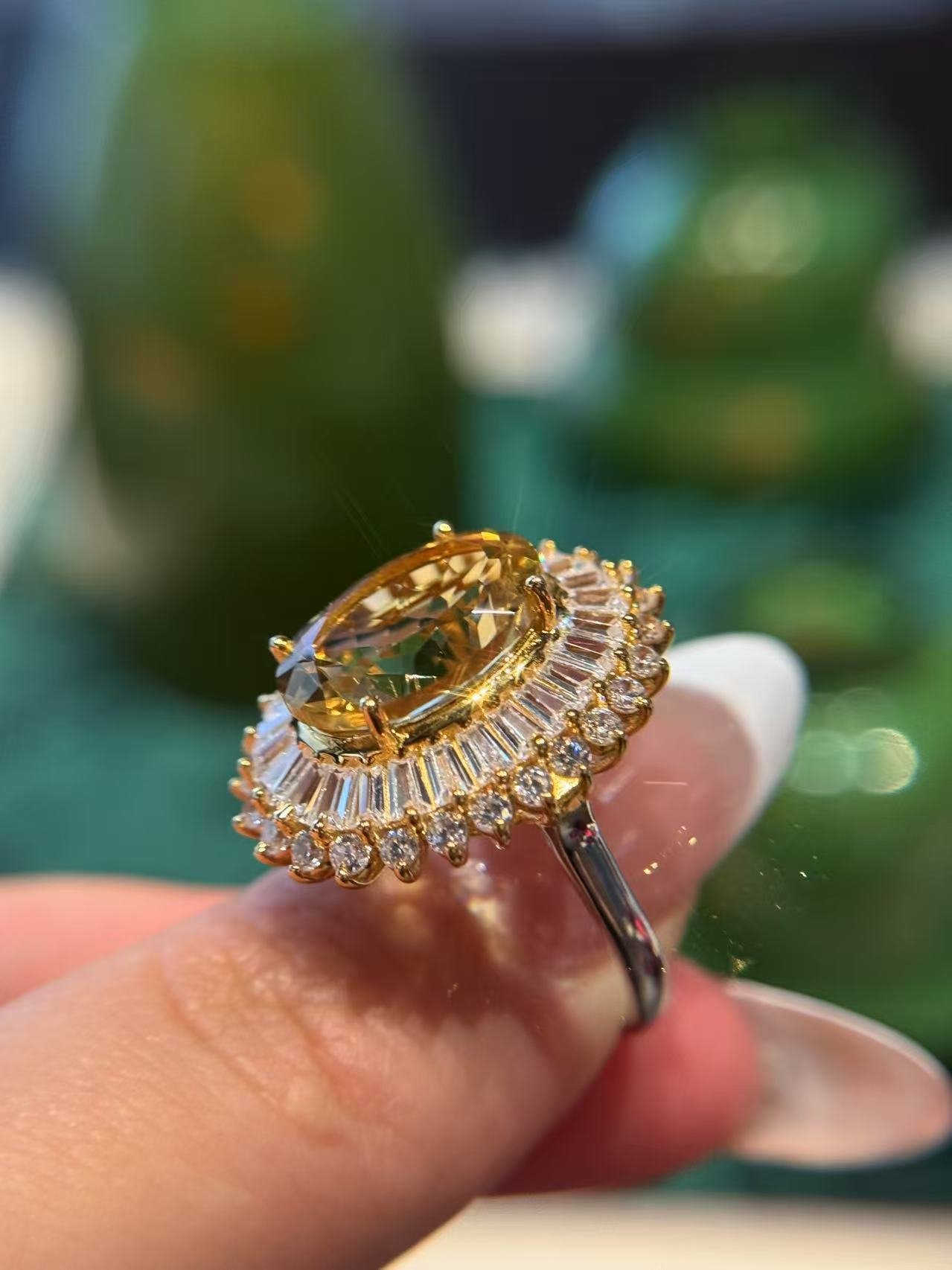 Natural Citrine Ring – 10 Carat Oval-Cut Citrine in 925 Sterling Silver with Sparkling Zircon Accents | Statement Fine Jewelry - 图片 4